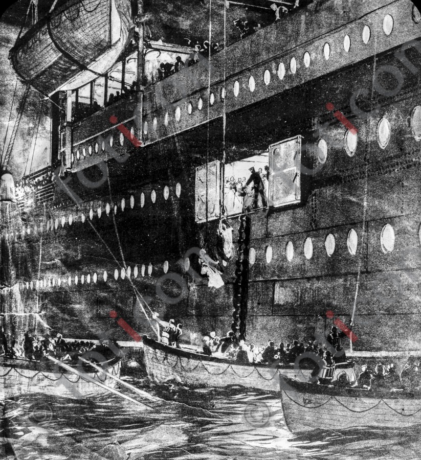 Rettungsboote vor der RMS Titanic | Lifeboats in front of the RMS Titanic - Foto simon-titanic-196-037-sw.jpg | foticon.de - Bilddatenbank für Motive aus Geschichte und Kultur